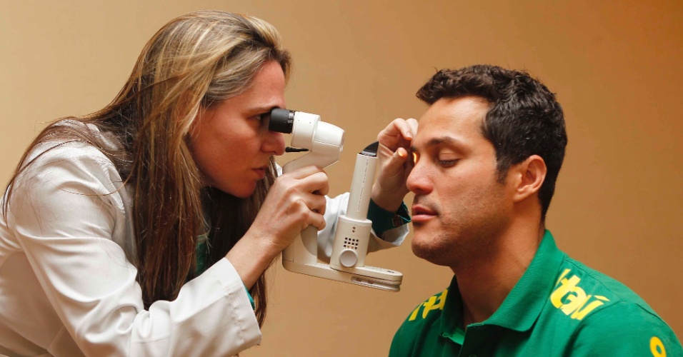 29.mai.2013 - Julio Cesar passa por exame oftalmológico no primeiro dia de preparação da seleção