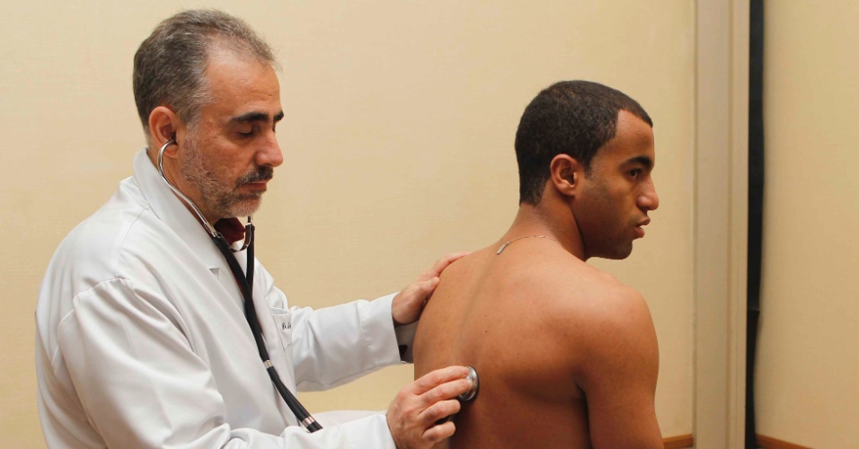 29.mai.2013 - Lucas realiza exame médico no primeiro dia de preparação da seleção brasileira para a Copa das Confederações