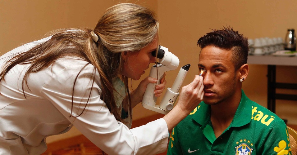 29.mai.2013 - Neymar passa por exame oftalmológico no primeiro dia de preparação da seleção