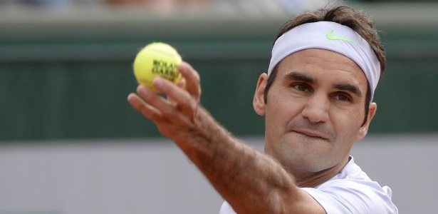 Roger Federer se concentra para sacar na partida contra Somdev Devvarman - EFE/Christophe Karaba