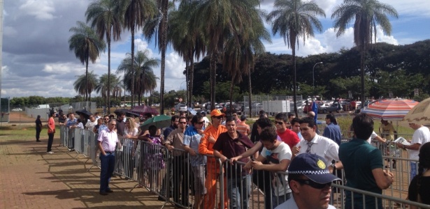 Torcedores fazem fila para retirar ingressos para a Copa das Confederações em Brasília