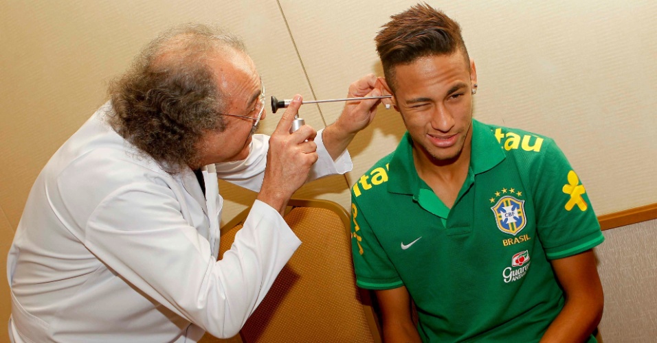 29.mai.2013 -Neymar também faz cara de dor enquanto é examinado pelo médico da seleção brasileira