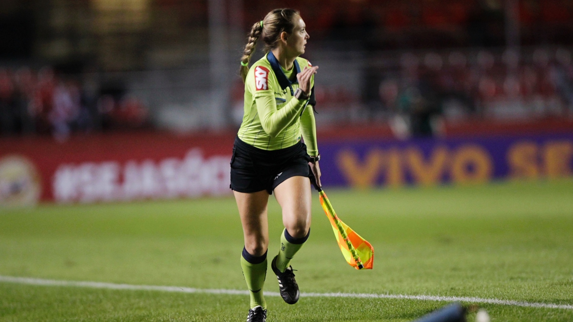 29.maio.2013 - Bandeirinha Nadine Schramm Camara Bastos corre para acompanhar lance de São Paulo e Vasco no Morumbi - Fernando Donasci/UOL