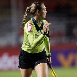 29.maio.2013 - Bandeirinha Nadine Schramm Camara Bastos corre para acompanhar lance de São Paulo e Vasco no Morumbi - Fernando Donasci/UOL