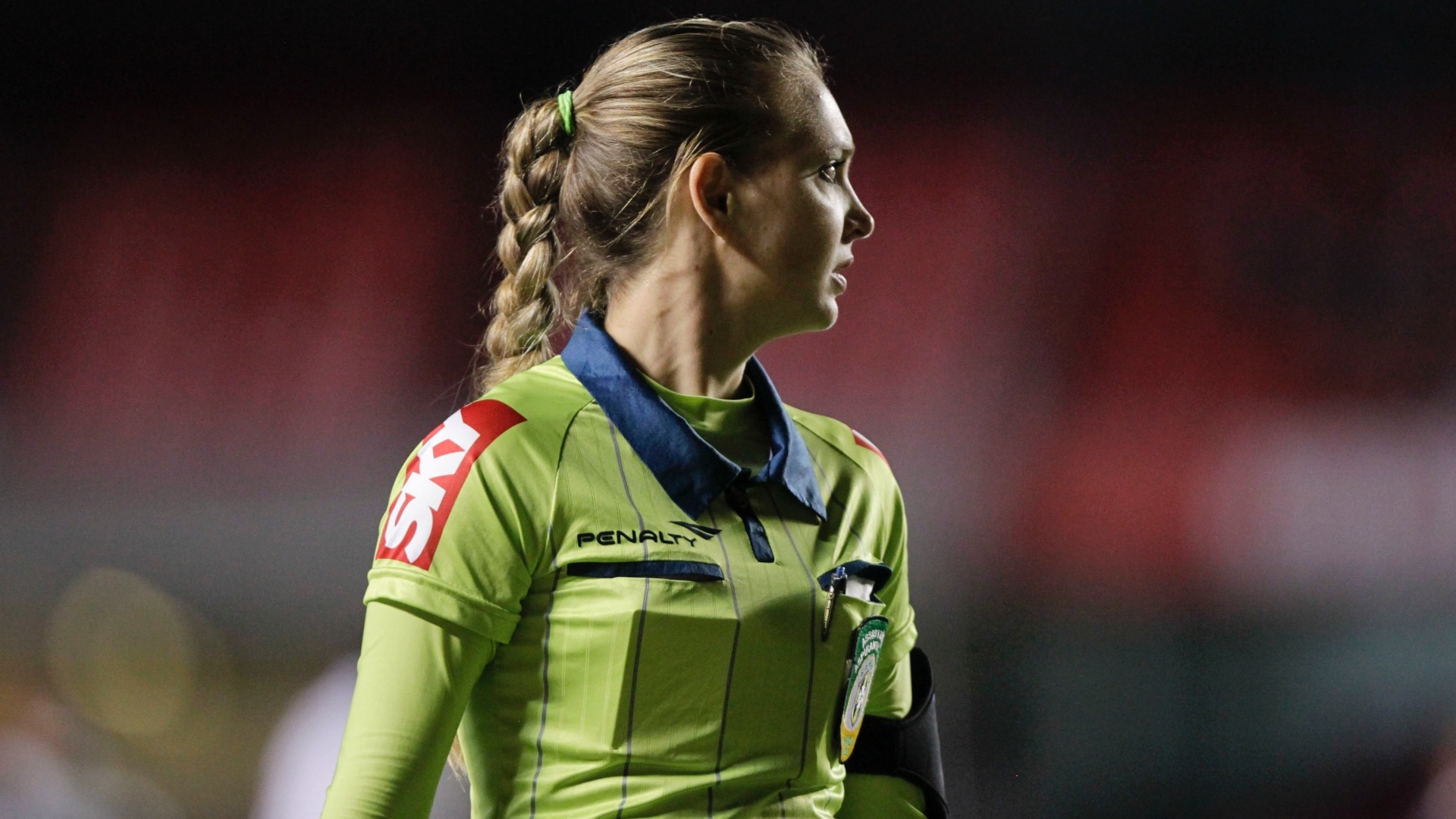 29.maio.2013 - Bandeirinha Nadine Schramm Camara Bastos observa jogo entre São Paulo e Vasco no Morumbi - Fernando Donasci/UOL