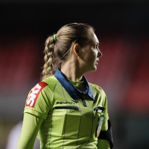 29.maio.2013 - Bandeirinha Nadine Schramm Camara Bastos observa jogo entre São Paulo e Vasco no Morumbi - Fernando Donasci/UOL