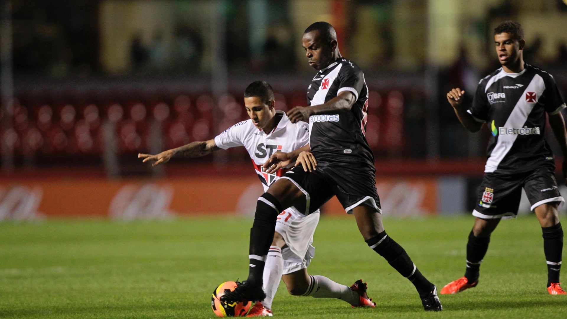29.maio.2013 - Estreante no São Paulo, Roni divide bola em jogo contra o Vasco no Morumbi - Fernando Donasci/UOL