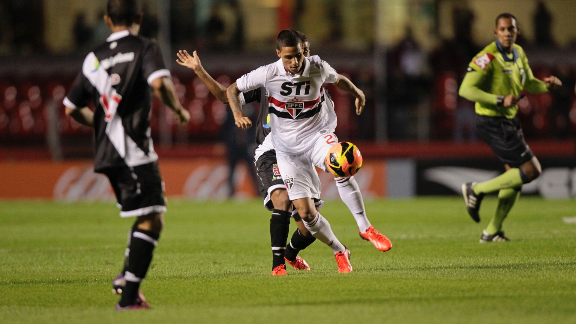 29.maio.2013 - Estreante, Roni tenta dominar a bola para o São Paulo em partida contra o Vasco no Morumbi - Fernando Donasci/UOL