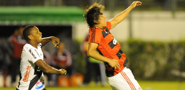Cléber na marcação de Marcelo Moreno; atleta deve assinar com Corinthians em breve - Alexandre Vidal - Fla Imagem