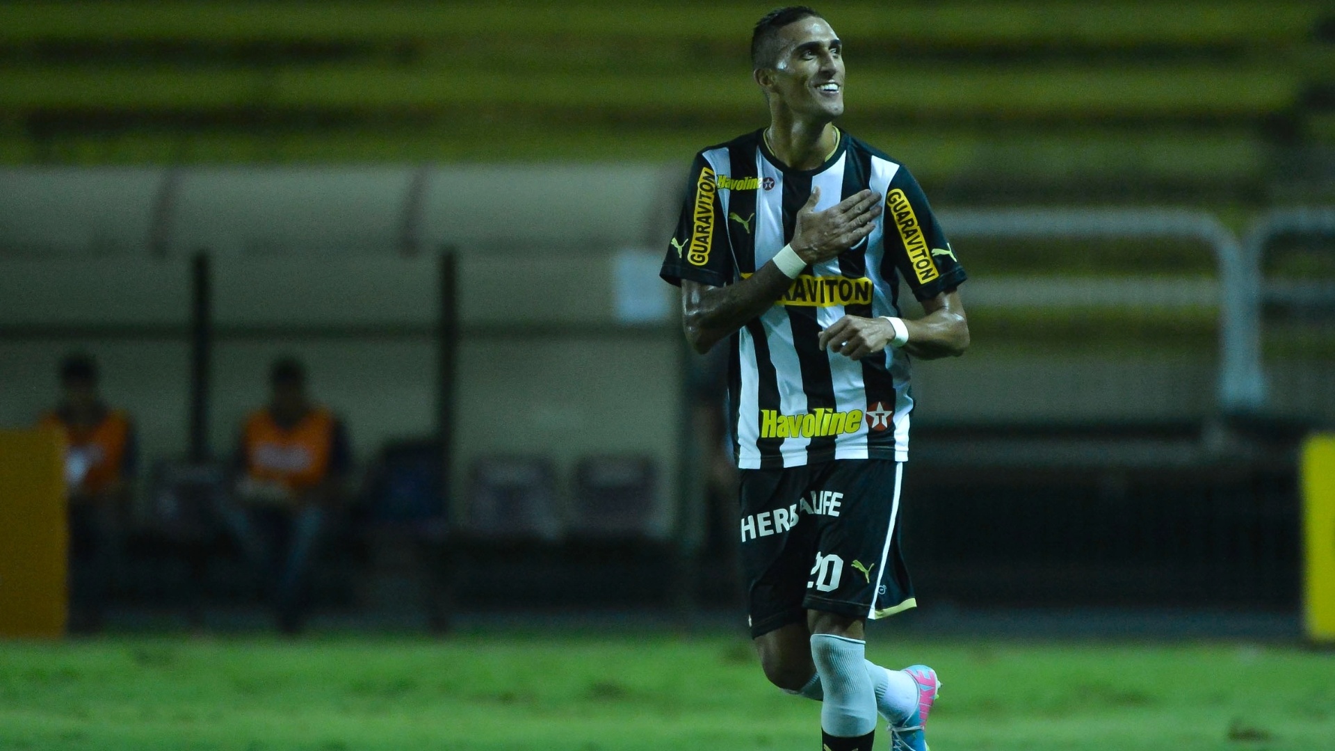 29.maio.2013 - Rafael Marques comemora após marcar para o Botafogo na vitória sobre o Santos em Volta Redonda - Fernando Soutello/AGIF