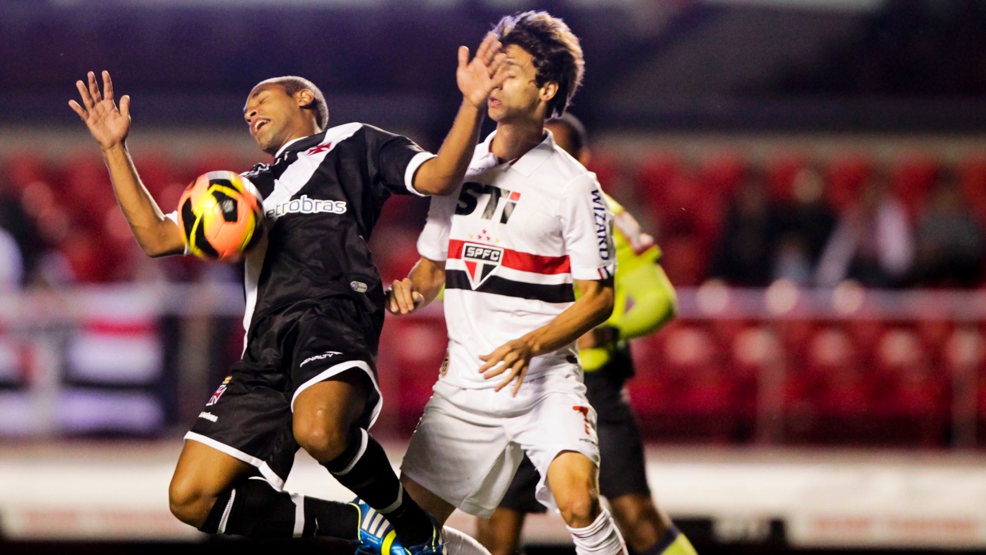 29.maio.2013 - Rodrigo Caio divide bola com vascaíno no Morumbi em partida válida pela segunda rodada do Brasileiro - Fernando Donasci/UOL