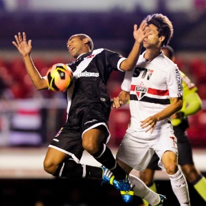 29.maio.2013 - Rodrigo Caio divide bola com vascaíno no Morumbi em partida válida pela segunda rodada do Brasileiro - Fernando Donasci/UOL