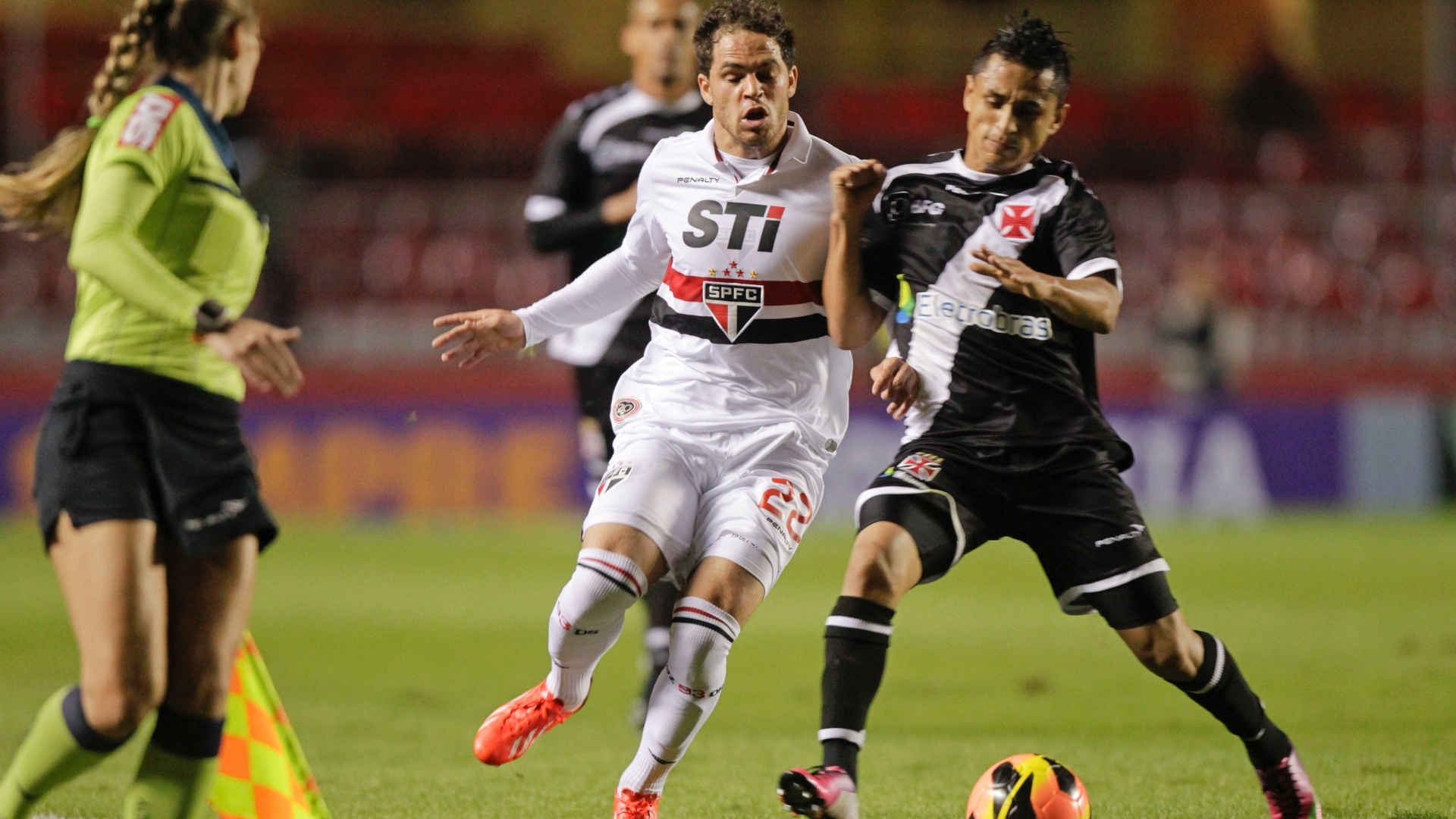 29.maio.2013 - Silvinho, do São Paulo, disputa bola com vascaíno na lateral do campo no Morumbi - Fernando Donasci/UOL