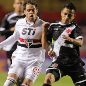 29.maio.2013 - Silvinho, do São Paulo, disputa bola com vascaíno na lateral do campo no Morumbi - Fernando Donasci/UOL