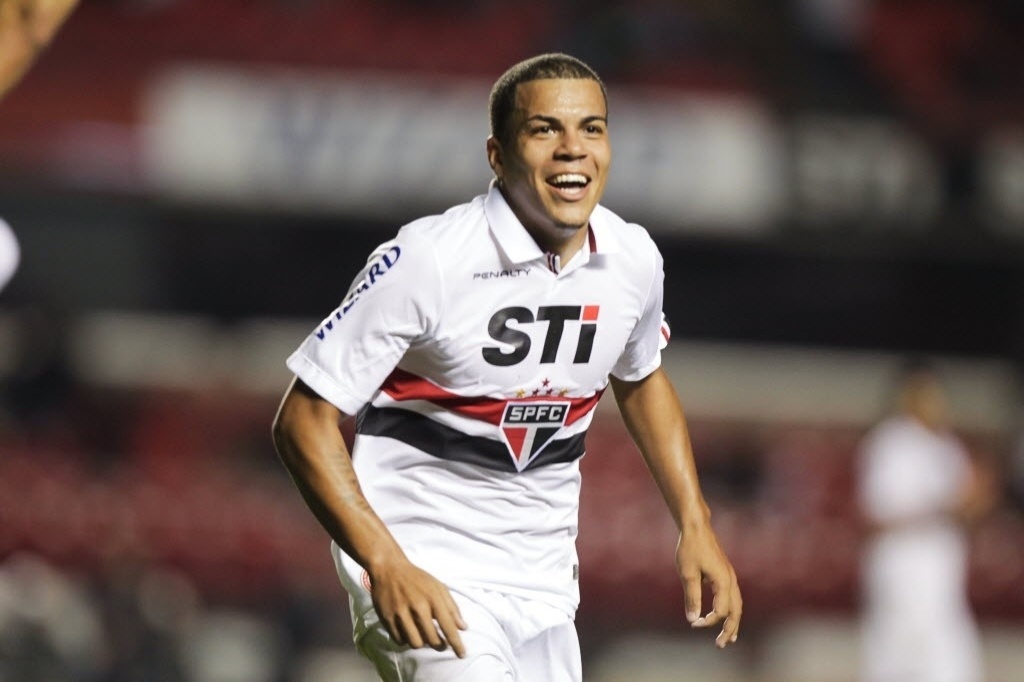 29.maio.2013 - Thiago Carleto comemora ao marcar um bonito gol para o São Paulo na goleada por 5 a 1 sobre o Vasco, pelo Brasileirão - Fernando Donasci/UOL