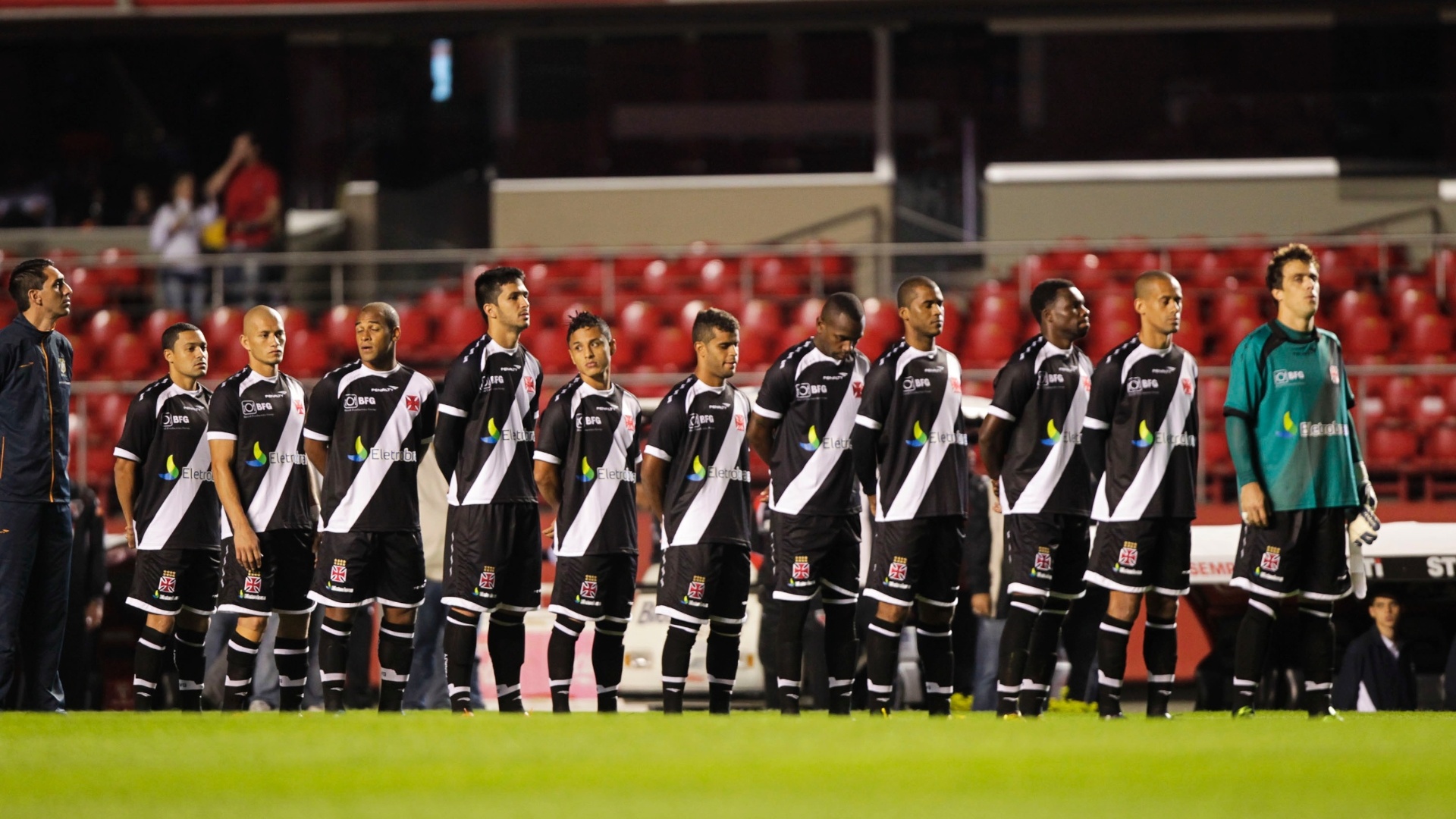 29.maio.2013- No Morumbi, jogadores do Vasco ficam em fila para cantar o hino nacional antes de jogo com o São Paulo - Fernando Donasci/UOL