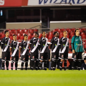 29.maio.2013- No Morumbi, jogadores do Vasco ficam em fila para cantar o hino nacional antes de jogo com o São Paulo - Fernando Donasci/UOL
