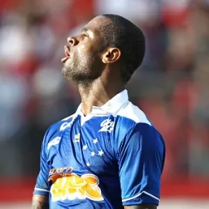 Dedé comemora o gol marcado no empate do Cruzeiro com o Atlético-PR em 2 a 2 - Heuler Andrey/AGIF