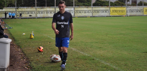 Fábio Aurélio tenta começar mais uma vez o trabalho por espaço no time do Grêmio - Marinho Saldanha/UOL Esporte