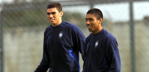 Lúcio e Élber em 2001, quando eles chegaram depois do prazo e acabaram no banco de reservas