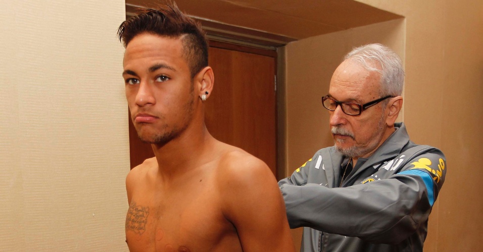Neymar realiza exame médico no primeiro dia de preparação da seleção brasileira para a Copa das Confederações