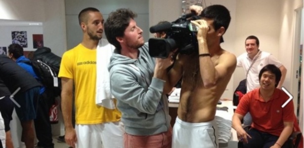 Novak Djokovic "rouba" câmera de cinegrafista e mostra bastidores em vestiário  - Reprodução/Facebook Novak Djokovic