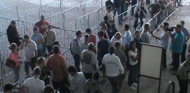 Torcedores fazem fila para retirar os ingressos para a Copa das Confederações