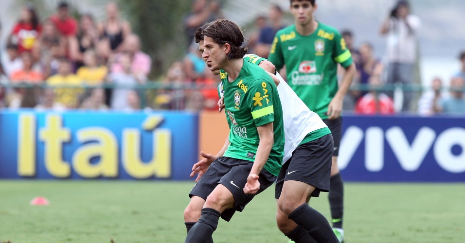 30.05.13 - Filipe Luis encara marcação de Hernanes durante treino da seleção brasileira no Rio de Janeiro