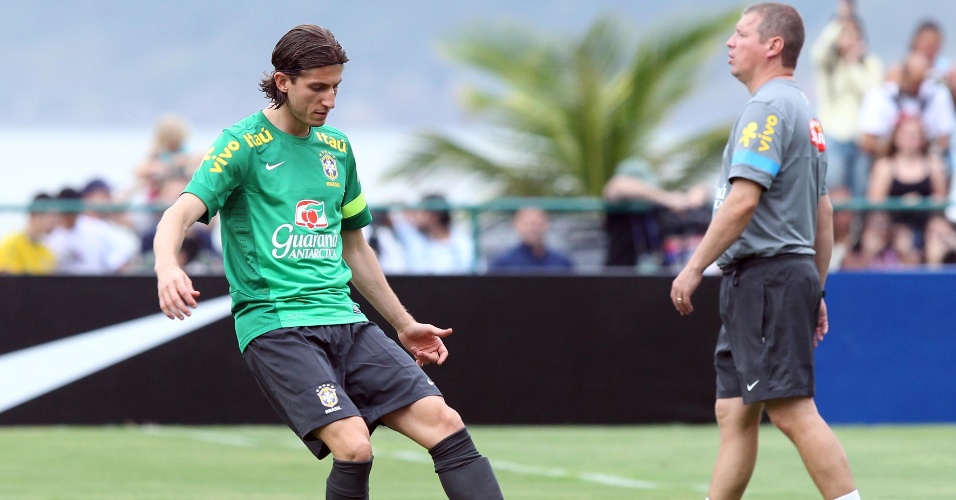 30.05.13 - Filipe Luis faz jogada durante treino da seleção brasileira no Rio de Janeiro