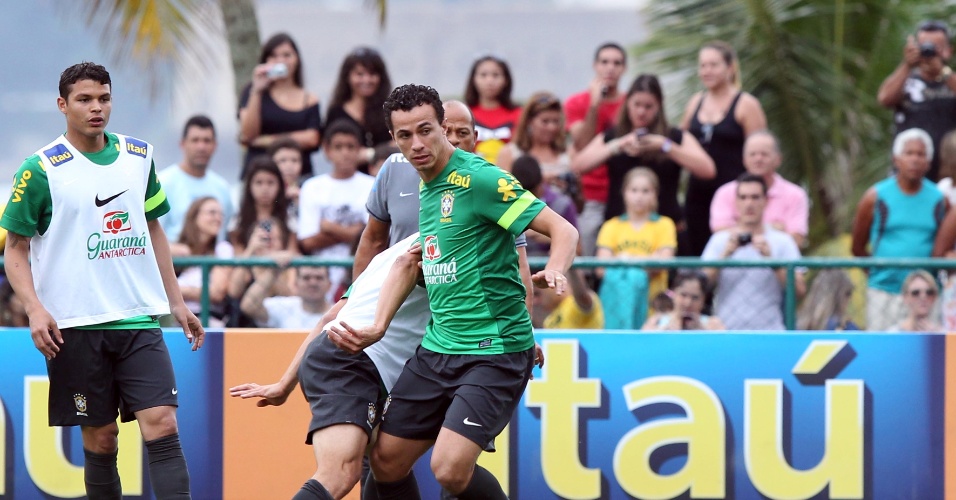 30.05.13 - Hernanes desarma Leandro Damião durante treino da seleção brasileira no Rio de Janeiro