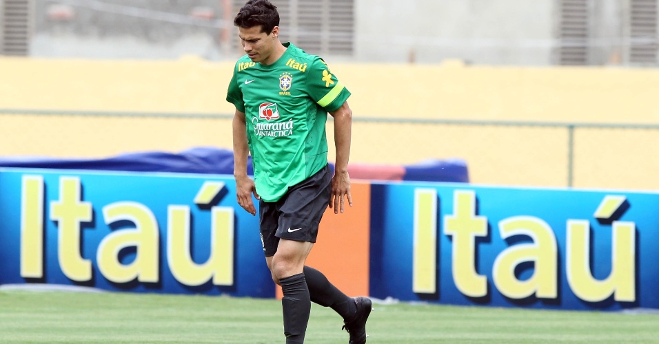 30.05.13 - Hernanes faz atividade física durante treino da seleção brasileira no Rio de Janeiro