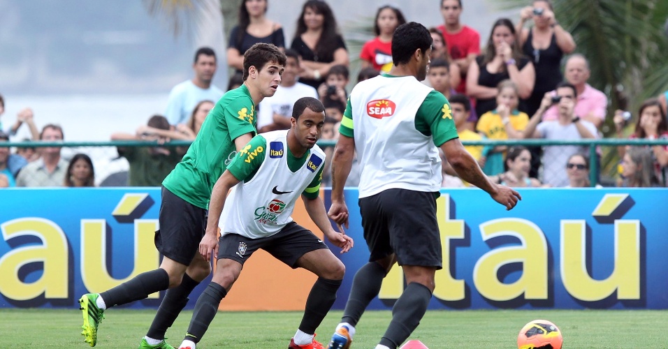 30.05.13 - Hulk faz jogada durante treino da seleção brasileira no Rio de Janeiro