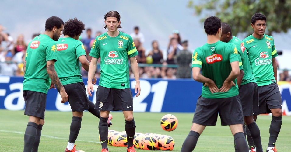 30.05.13 - Jogadores da seleção brasileira participam de treino nesta quinta-feira no Rio de Janeiro