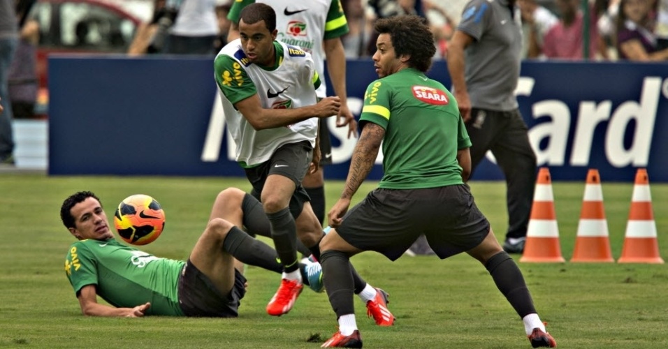 30.05.13 - Lucas deixa Leandro Damião no chão durante treino da seleção brasileira no Rio de Janeiro