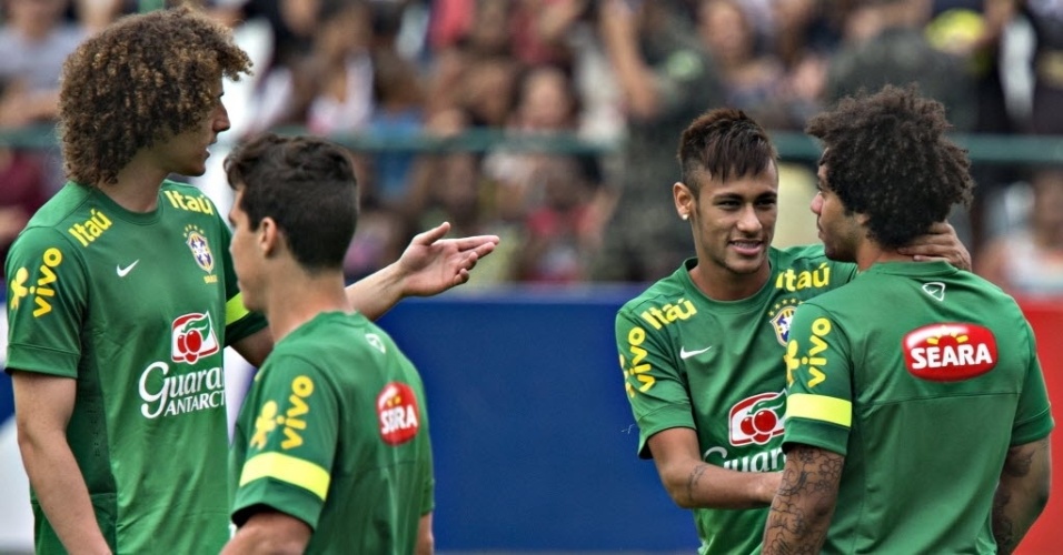 30.05.13 - Neymar brinca com Marcelo durante treino da seleção brasileira no Rio de Janeiro