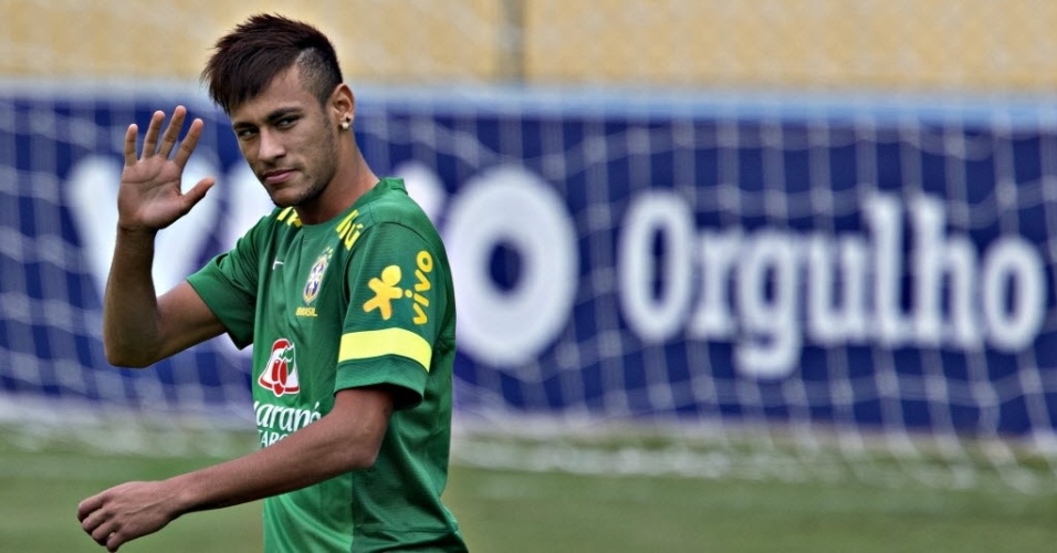 30.05.13 - Neymar dá tchau para a torcida durante treino da seleção brasileira no Rio de Janeiro