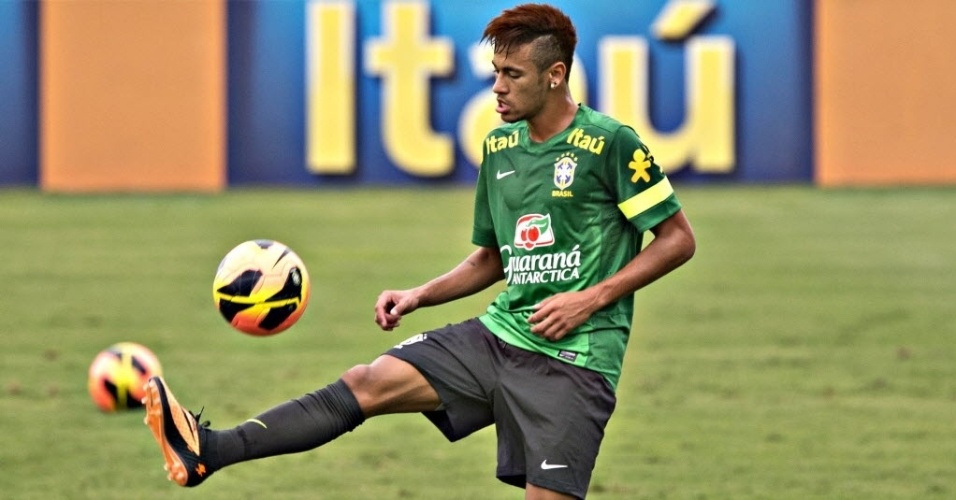 30.05.13 - Neymar faz embaixadinha durante treino da seleção brasileira no Rio de Janeiro
