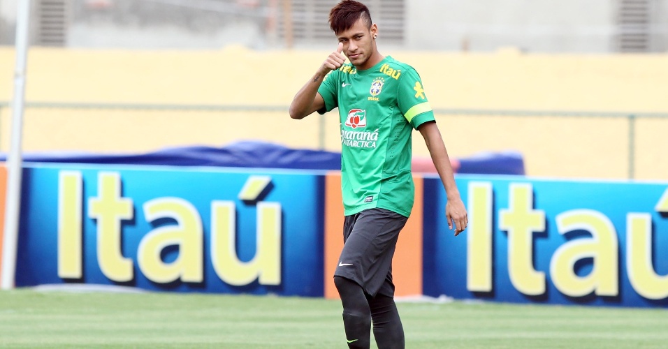 30.05.13 - Neymar faz gesto para a torcida durante treino da seleção brasileira no Rio de Janeiro