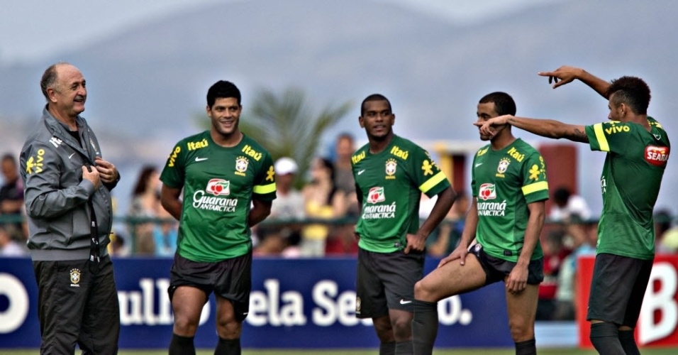 30.05.13 - Neymar faz graça durante treino da seleção brasileira no Rio de Janeiro