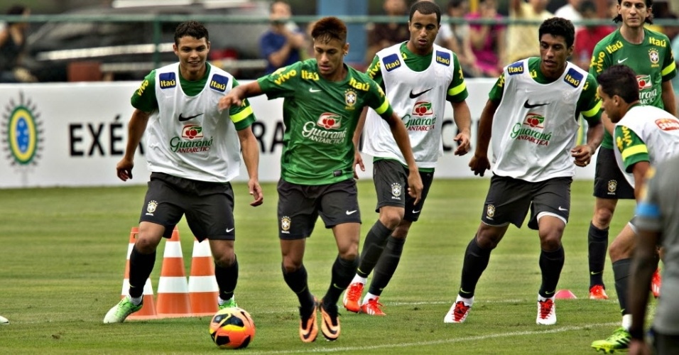30.05.13 - Neymar faz jogada durante treino da seleção brasileira no Rio de Janeiro