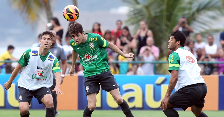 30.05.13 - Oscar cabeceia a bola enquanto é observado por Hernanes de Hulk no treino da seleção brasileira no Rio de Janeiro