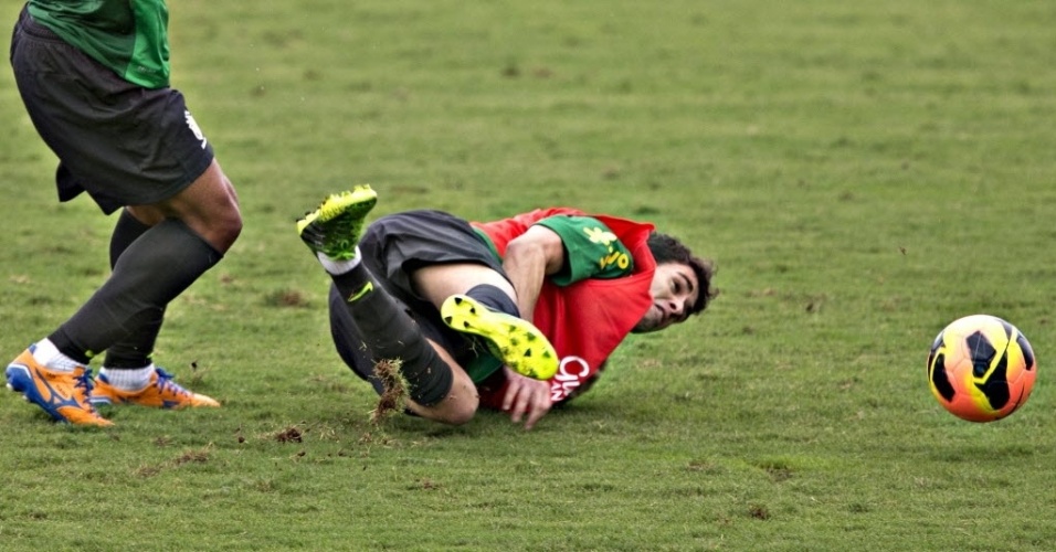 30.05.13 - Oscar cai no gramado após choque no treino da seleção brasileira no Rio de Janeiro