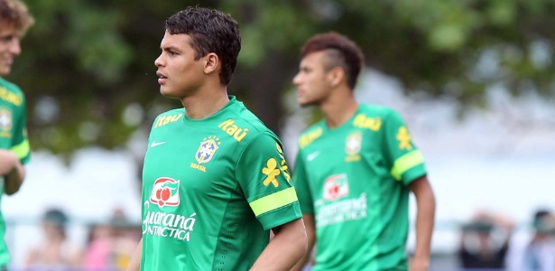 Thiago Silva com Neymar ao fundo durante treino da seleção brasileira