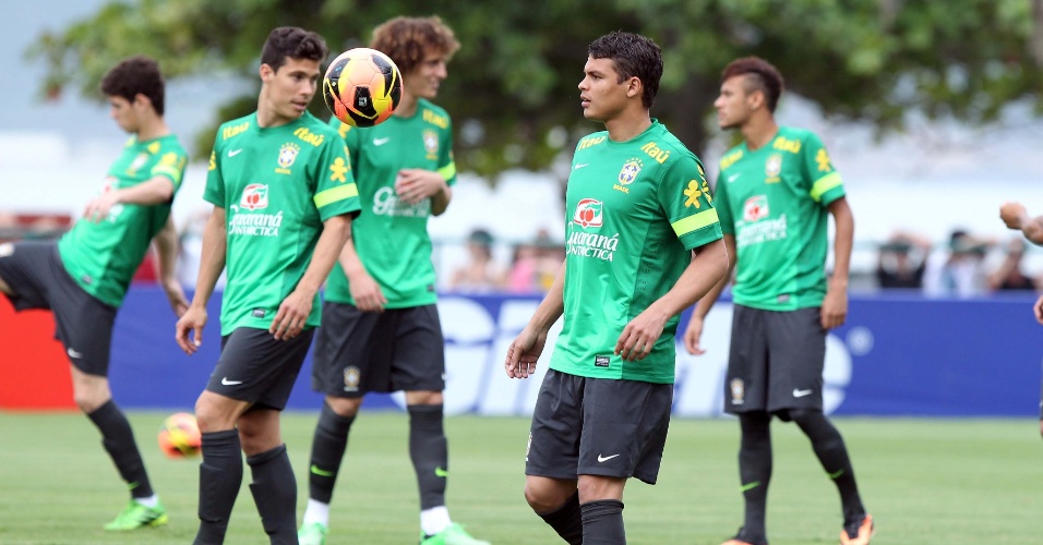 30.05.13 - Thiago Silva brinca com a bola durante treino da seleção brasileira no Rio de Janeiro