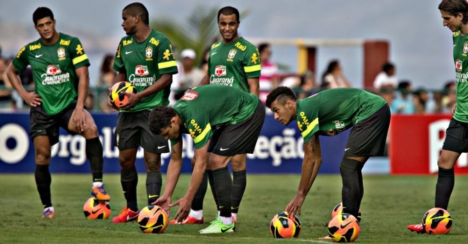 30.05.13 - Thiago Silva e Neymar ajeitam a bola antes de chutar para o gol no treino da seleção brasileiro no Rio de Janeiro