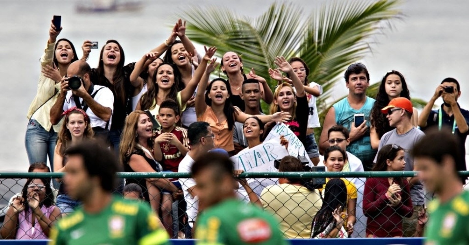 30.05.13 - Torcida brasileira grita durante treino da seleção brasileira no Rio de Janeiro