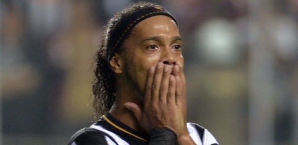 Ronaldinho usou sua página no facebook para destacar atuação com raça e coração - AFP PHOTO / Douglas MAGNO