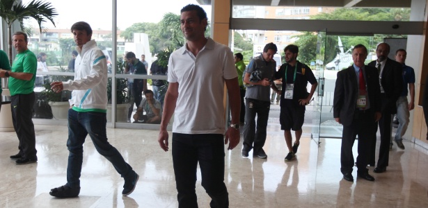 Sorridente, Fred se apresenta à seleção brasileira horas depois da eliminação do Fluminense 