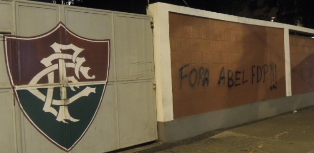 Muros das Laranjeiras são pichados com pedido de saída do técnico Abel Braga - Renan Rodrigues/UOL Esporte