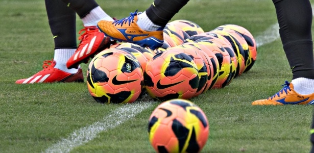 Bolas da Nike utilizadas pela seleção brasileira durante o treino no Rio de Janeiro